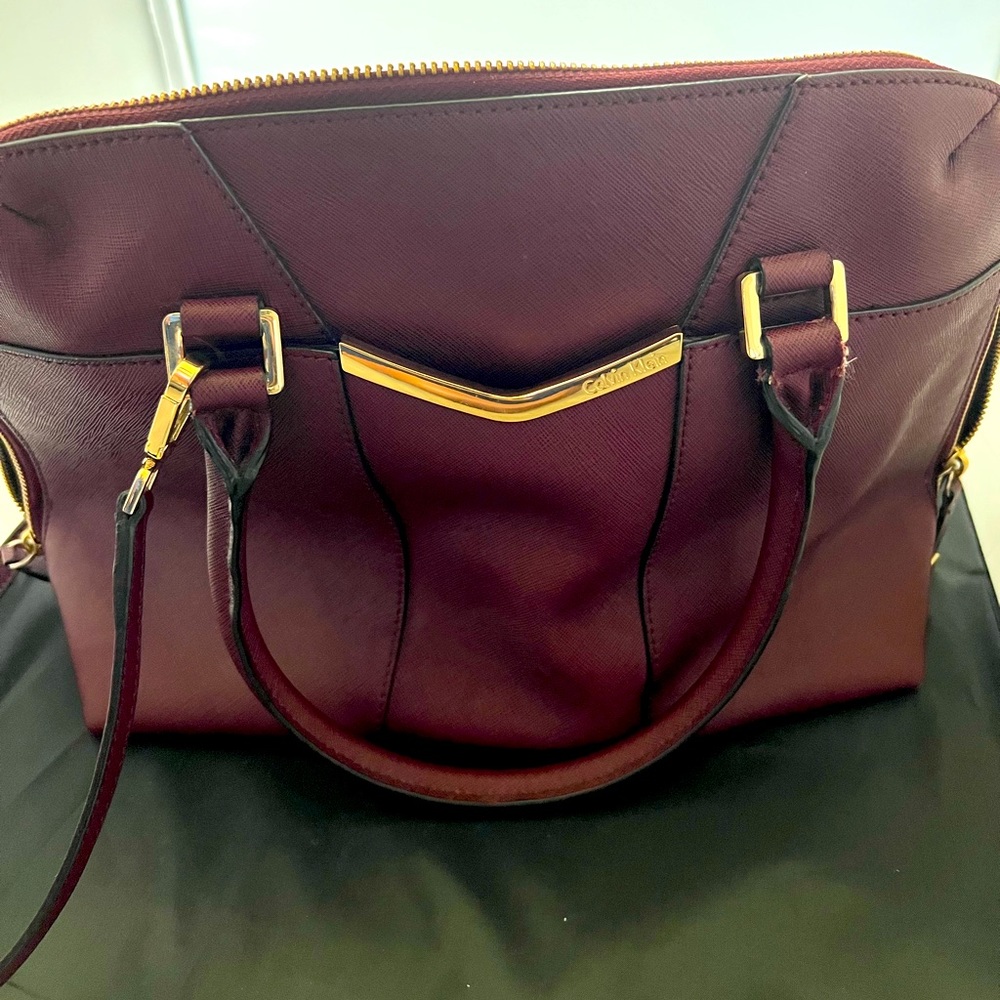 Calvin Klein leather purse for the everyday classy lady. Very functional.